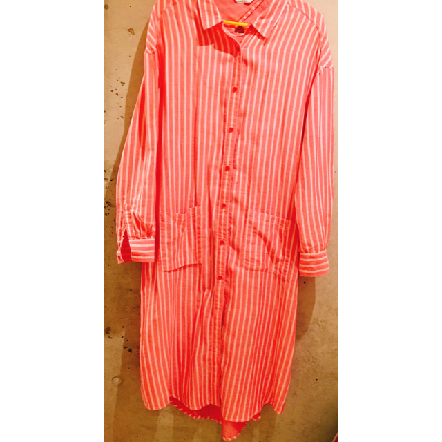 Lily Brown(リリーブラウン)のリリーブラウン  ストライプシャツ ロング丈 ピンク レディースのトップス(シャツ/ブラウス(長袖/七分))の商品写真