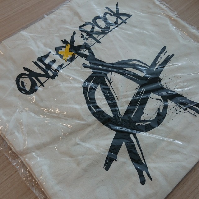 ONE OK ROCK(ワンオクロック)のONE OK ROCK  トートバッグ(WHITE) エンタメ/ホビーのタレントグッズ(ミュージシャン)の商品写真