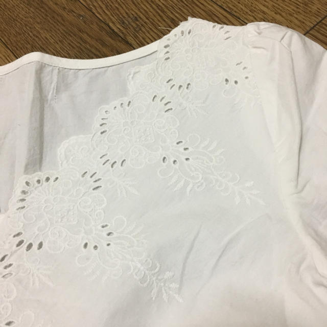 Chesty(チェスティ)のchestyやtocco好きに 2017SS 刺繍ホワイトシャツ 美品 レディースのトップス(シャツ/ブラウス(長袖/七分))の商品写真