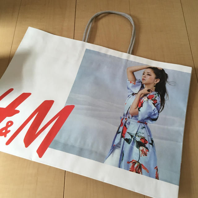 H&M(エイチアンドエム)の安室奈美恵 エンタメ/ホビーのタレントグッズ(ミュージシャン)の商品写真