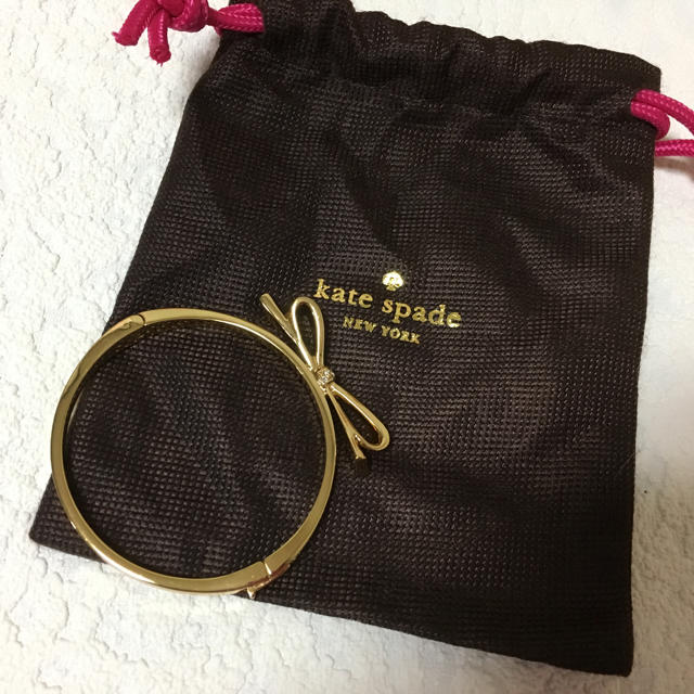 kate spade new york(ケイトスペードニューヨーク)のミルキー様専用 新品 kate spade バングル リボン レディースのアクセサリー(ブレスレット/バングル)の商品写真