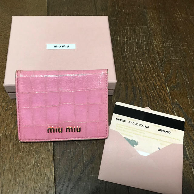 miumiu(ミュウミュウ)のmiumiu パスケース レディースのファッション小物(パスケース/IDカードホルダー)の商品写真