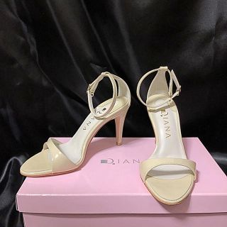 ダイアナ(DIANA)の新品・未使用！ダイアナ オフホワイトエナメル サンダル 送料込み(サンダル)