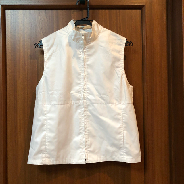 在庫確認中　美品  少し光沢のある白のベスト＊.