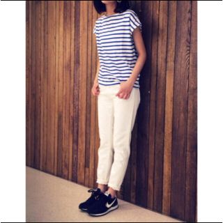 マウジー(moussy)のMOUSSY テーパード白パンツ(デニム/ジーンズ)