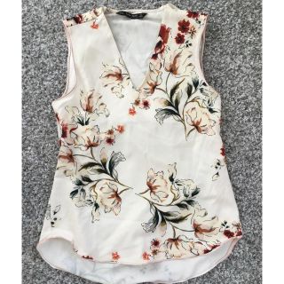 ザラ(ZARA)のZARA 花柄バックデザイントップス(カットソー(半袖/袖なし))