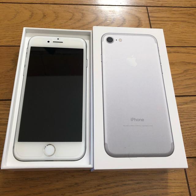 Apple(アップル)のiPhone 7 Silver 128 GB SIMフリー スマホ/家電/カメラのスマートフォン/携帯電話(スマートフォン本体)の商品写真