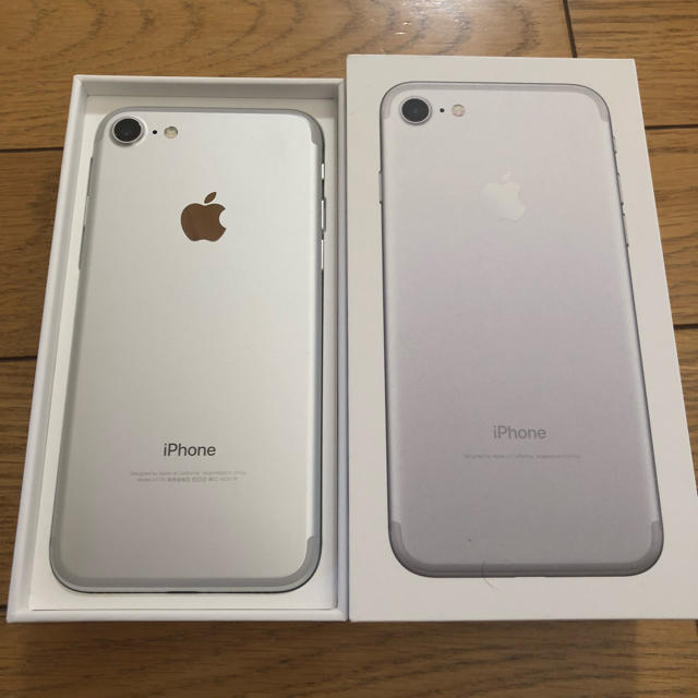 Apple(アップル)のiPhone 7 Silver 128 GB SIMフリー スマホ/家電/カメラのスマートフォン/携帯電話(スマートフォン本体)の商品写真