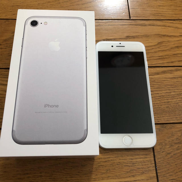 Apple(アップル)のiPhone 7 Silver 128 GB SIMフリー スマホ/家電/カメラのスマートフォン/携帯電話(スマートフォン本体)の商品写真