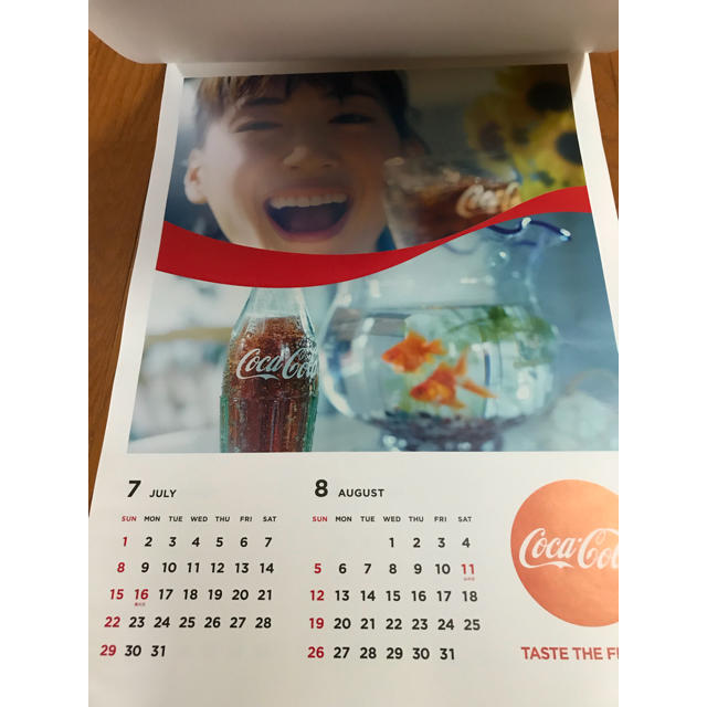 コカ・コーラ(コカコーラ)のコカコーラ2018カレンダー 綾瀬はるか インテリア/住まい/日用品の文房具(カレンダー/スケジュール)の商品写真