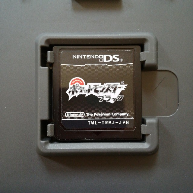 ニンテンドーDS(ニンテンドーDS)のポケモン　ブラック　DS  エンタメ/ホビーのゲームソフト/ゲーム機本体(携帯用ゲームソフト)の商品写真
