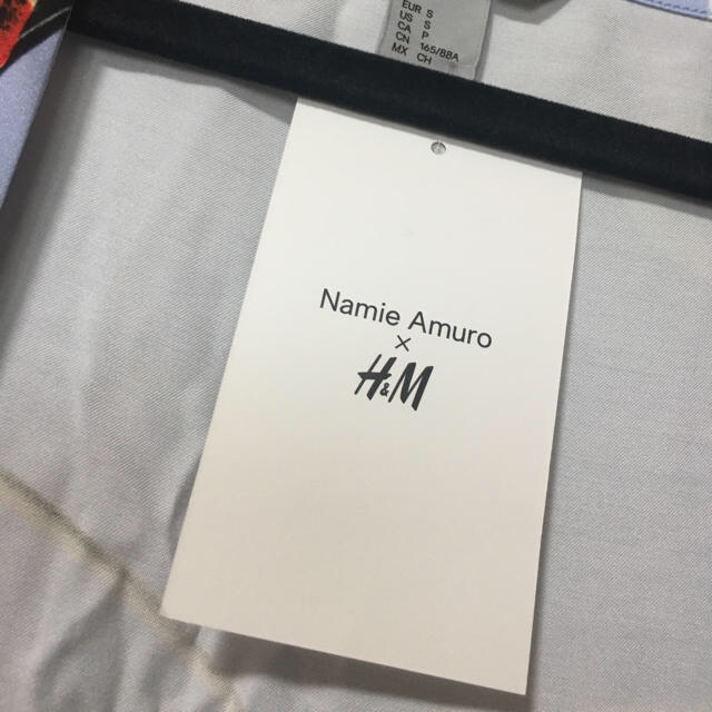 H&M(エイチアンドエム)の安室奈美恵×H&M フローラルガウン レディースのジャケット/アウター(ガウンコート)の商品写真