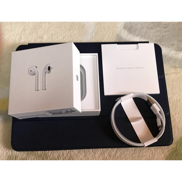 Apple(アップル)のApple AirPods シリコンカバー付き スマホ/家電/カメラのオーディオ機器(ヘッドフォン/イヤフォン)の商品写真