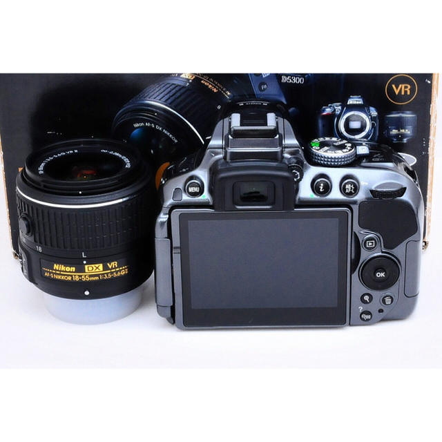 Nikon(ニコン)の❤️Wi-Fi内蔵＆自撮り❤️Nikon D5300 レンズキット❤️グレー スマホ/家電/カメラのカメラ(デジタル一眼)の商品写真