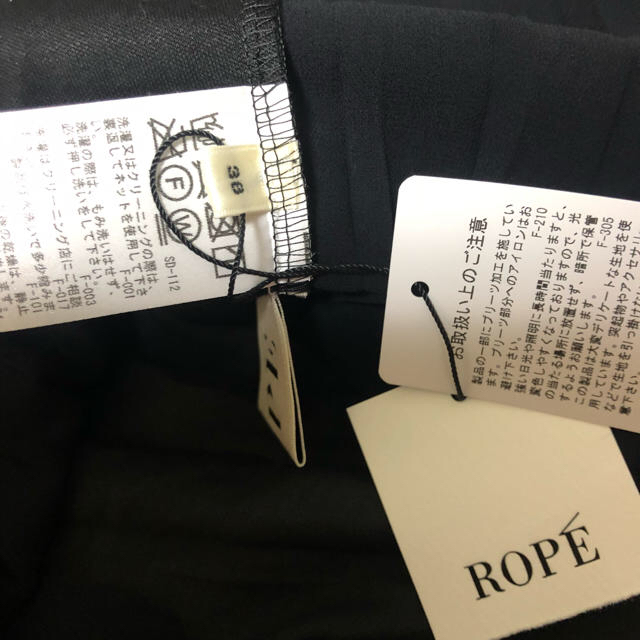 ROPE’(ロペ)のロペ バックプリーツノースリーブ ブラック新品未使用 レディースのトップス(シャツ/ブラウス(半袖/袖なし))の商品写真