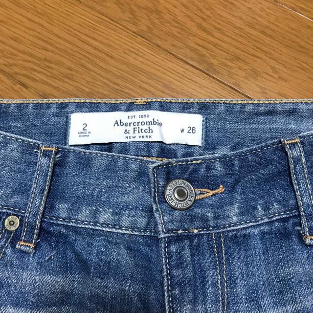 Abercrombie&Fitch(アバクロンビーアンドフィッチ)のアバクロ ダメージショートパンツ レディースのパンツ(ショートパンツ)の商品写真