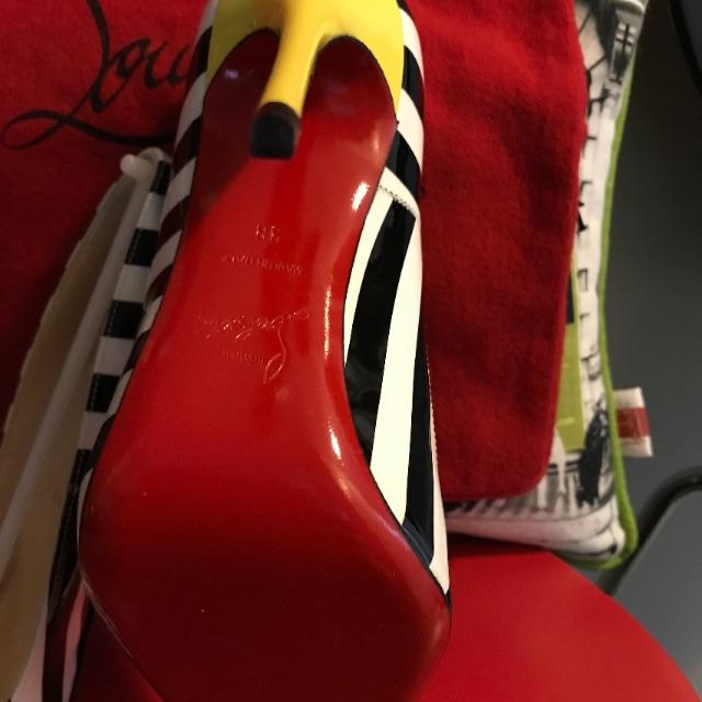 Christian Louboutin(クリスチャンルブタン)の‼️きこ様専用‼️ レアchristian louboutinストライプ38 レディースの靴/シューズ(ハイヒール/パンプス)の商品写真