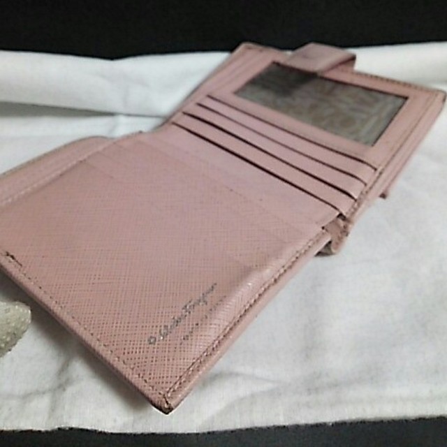 Salvatore Ferragamo(サルヴァトーレフェラガモ)のFerragamo サルバトーレ フェラガモ レザー 折り財布 ピンク 105 レディースのファッション小物(財布)の商品写真