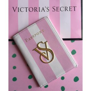 ヴィクトリアズシークレット(Victoria's Secret)のVictoria’s Secret 「新品」パスポートケース/ピンクストライプ(名刺入れ/定期入れ)