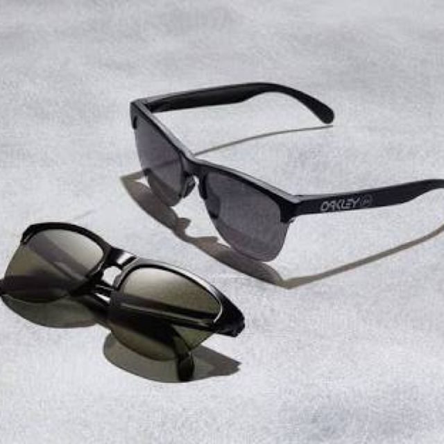 FRAGMENT(フラグメント)のoakley fragment frogskin lite ツヤあり  メンズのファッション小物(サングラス/メガネ)の商品写真