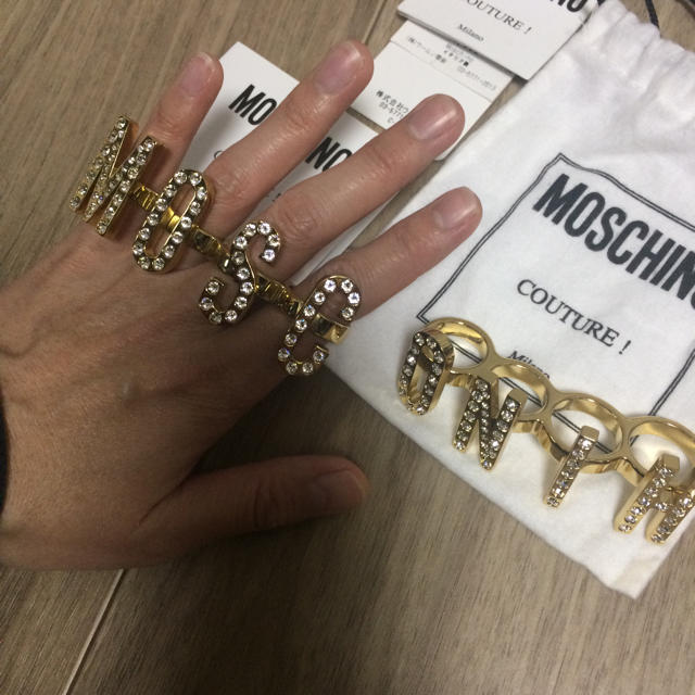 MOSCHINO(モスキーノ)の新品 モスキーノ ラインストーン ロゴ ナックル リング レディースのアクセサリー(リング(指輪))の商品写真