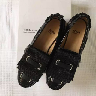 トーガ(TOGA)のTOGA PULLA 黒シューズ 38 ローファー(ローファー/革靴)