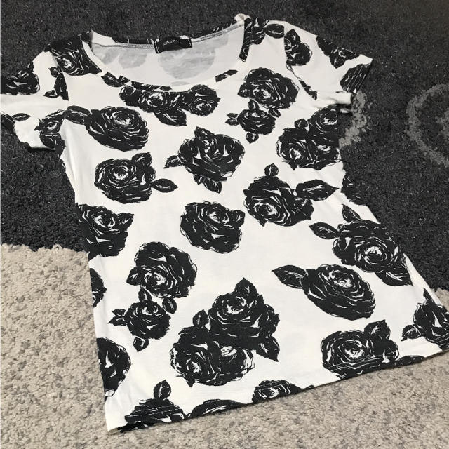 NAVANA(ナバーナ)のNABANA 薔薇柄Tシャツ M レディースのトップス(Tシャツ(半袖/袖なし))の商品写真
