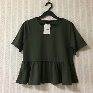 ダブルクローゼット(w closet)のw closet ペプラム プルオーバー／カーキ  新品タグ付き♪(Tシャツ(半袖/袖なし))