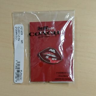 コーチ(COACH)のCOACH クラシック リップ ピン 新品 未使用 未開封(ブローチ/コサージュ)