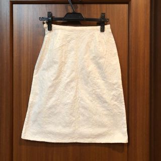 チャイルドウーマン(CHILD WOMAN)の美品  チャイルドウーマンの白の総刺繍スカート＊＊(ひざ丈スカート)