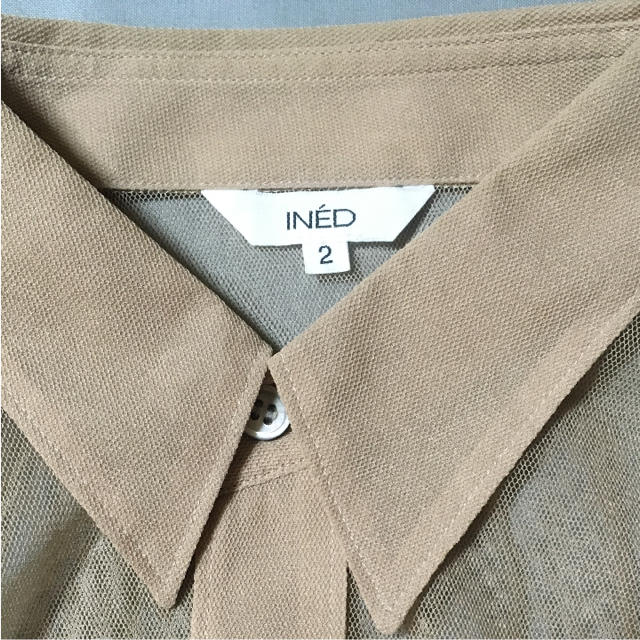INED(イネド)のINED ブラウン メッシュ 半袖ブラウス レディースのトップス(シャツ/ブラウス(半袖/袖なし))の商品写真