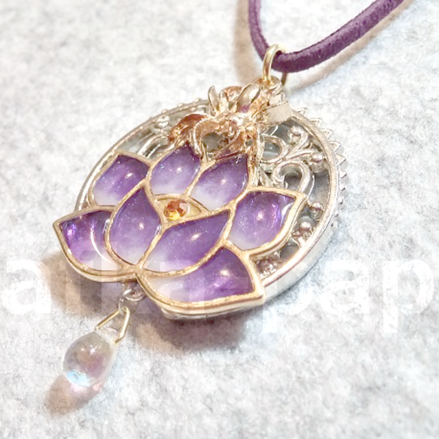 紫蓮と蜘蛛、陰り月のネックレスー雫ー ハンドメイドのアクセサリー(ネックレス)の商品写真
