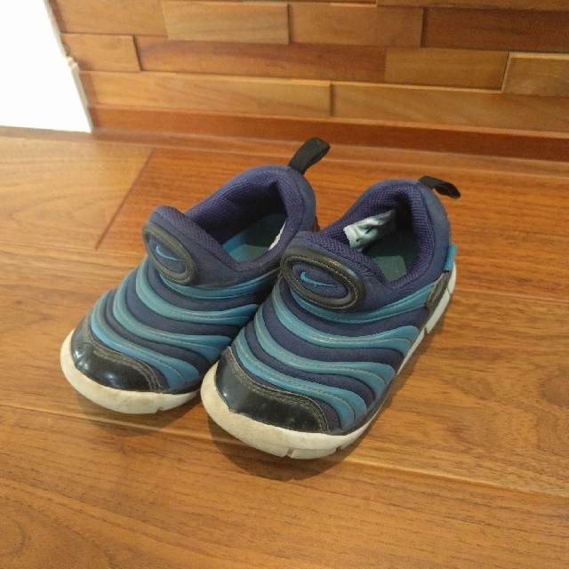 NIKE(ナイキ)のナイキ　ダイナモフリー キッズ/ベビー/マタニティのキッズ靴/シューズ(15cm~)(スニーカー)の商品写真