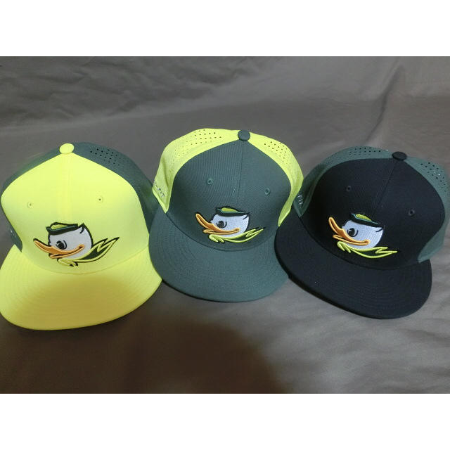 NIKE(ナイキ)のUSカレッジ Nike製DRY FIT【OREGON DUCKS】刺繍CAP スポーツ/アウトドアのスポーツ/アウトドア その他(アメリカンフットボール)の商品写真