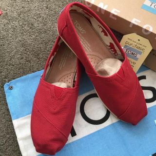 TOMS Red canvas サイズ23.5(スリッポン/モカシン)