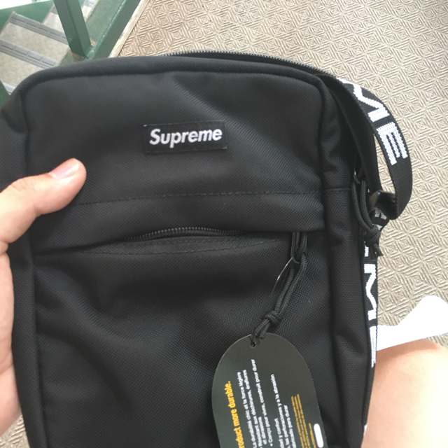 Supreme(シュプリーム)のシュプリーム ショルダー バック黒 メンズのバッグ(ショルダーバッグ)の商品写真