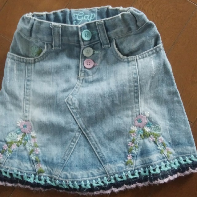 babyGAP(ベビーギャップ)のＧAＰ   花柄模様刺繍タイトスカート　100cm キッズ/ベビー/マタニティのキッズ服女の子用(90cm~)(スカート)の商品写真