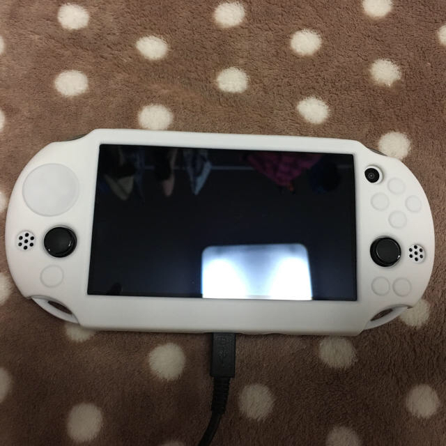 PS Vita 美品 PCH-2000 メモリーカード16GB他おまけ色々 エンタメ/ホビーのゲームソフト/ゲーム機本体(携帯用ゲームソフト)の商品写真