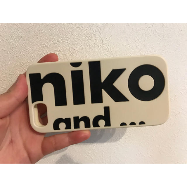 niko and...(ニコアンド)のniko and...のiPhoneケース スマホ/家電/カメラのスマホアクセサリー(iPhoneケース)の商品写真