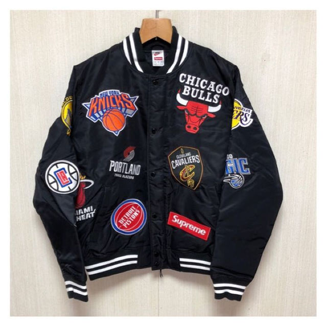 Supreme(シュプリーム)のSupreme NBA Teams Warm Up Jacket (黒M) メンズのジャケット/アウター(スタジャン)の商品写真