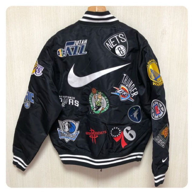 Supreme(シュプリーム)のSupreme NBA Teams Warm Up Jacket (黒M) メンズのジャケット/アウター(スタジャン)の商品写真