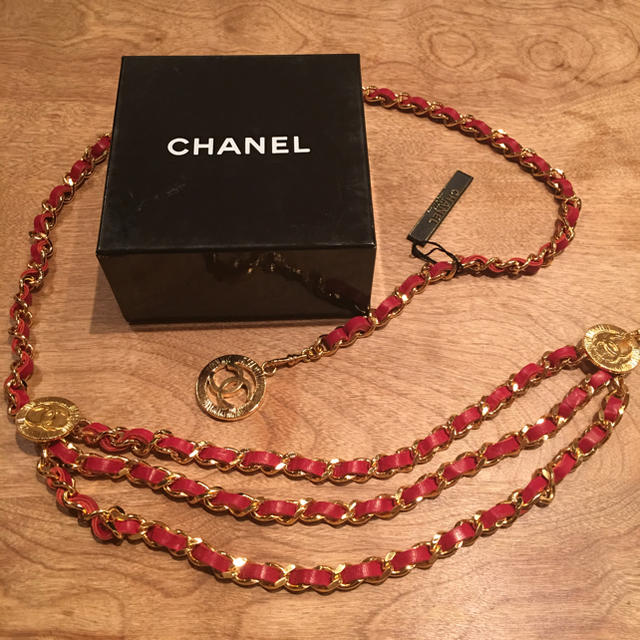 CHANEL(シャネル)のCHANEL ヴィンテージ  チェーンベルト 未使用 赤 レディースのファッション小物(ベルト)の商品写真