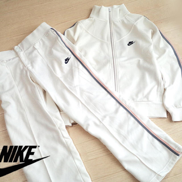 NIKE(ナイキ)の新品 L NIKE ナイキ レディース ジャージ上下 セットアップ ホワイト レディースのレディース その他(セット/コーデ)の商品写真