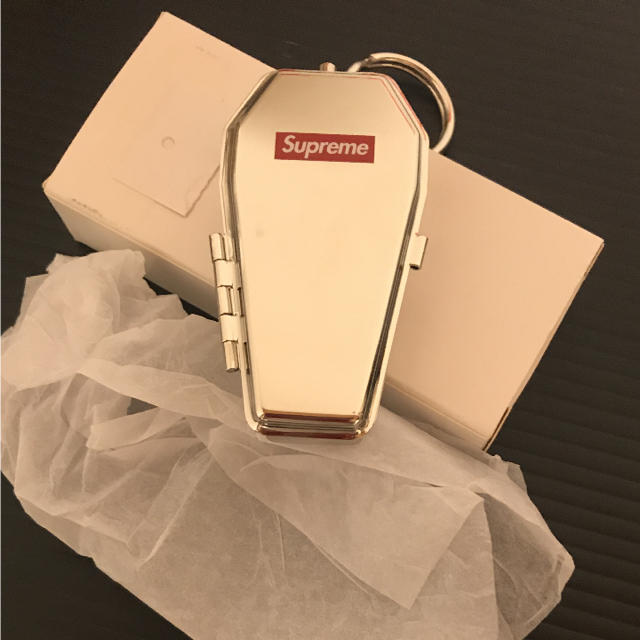 Supreme - supreme 携帯灰皿キーホルダーの通販 by バジリスク's Supreme - supreme 携帯灰皿キーホルダーの通販 by バジリスク's