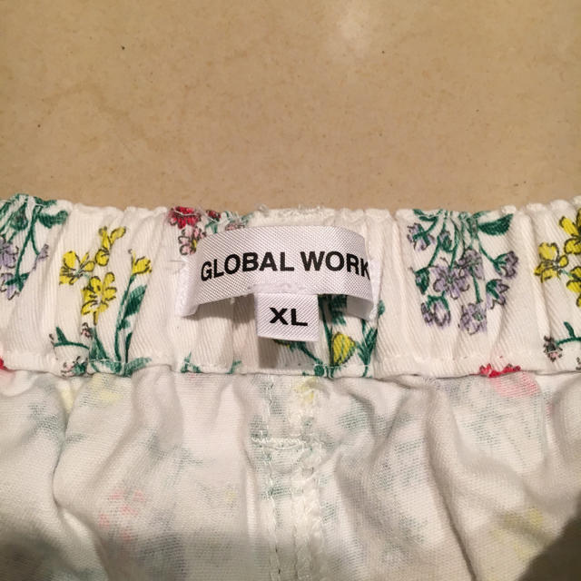 GLOBAL WORK(グローバルワーク)のGROBAL WORK 花柄ショートパンツ XL（120〜130センチ） キッズ/ベビー/マタニティのキッズ服女の子用(90cm~)(パンツ/スパッツ)の商品写真