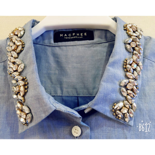 マカフィー(MACPHEE)のMACPHEE♡襟ビジュー付きブルーシャツ(シャツ/ブラウス(長袖/七分))