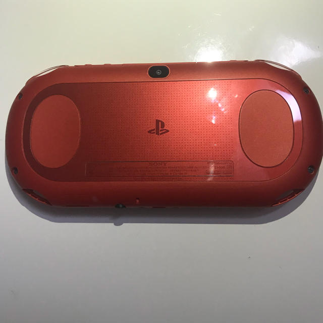 SONY(ソニー)のPSVITA メタリックレッド ケース付き エンタメ/ホビーのゲームソフト/ゲーム機本体(携帯用ゲーム機本体)の商品写真