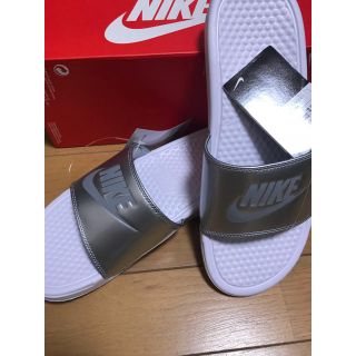 ナイキ(NIKE)のNIKE ベナッシ シルバー 27.0(サンダル)