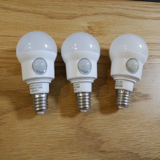 アイリスオーヤマ(アイリスオーヤマ)のLED電球　3個　人感センサーE17口金　LDA3L-H-E17SH (蛍光灯/電球)