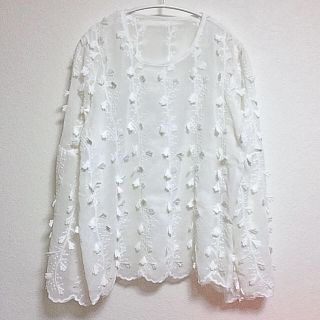 すずらん刺繍のベルスリーブシースルーカットソー(カットソー(長袖/七分))